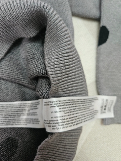 Sweter dziewczęcy r. 116 Sweter dziewczęcy r. 116